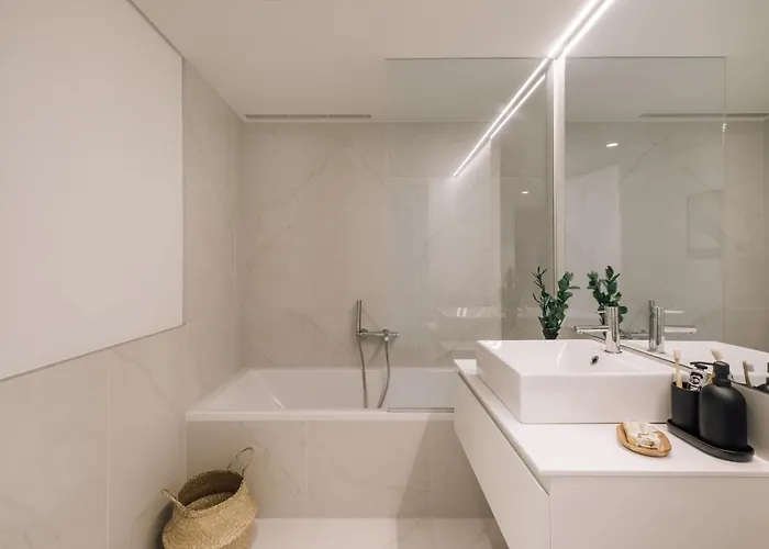 Farol - 1 Bedroom With Pool In Areeiro *